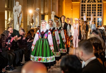 Artyści Mazowsza w kostiumach kocierzewskich na wybiegu