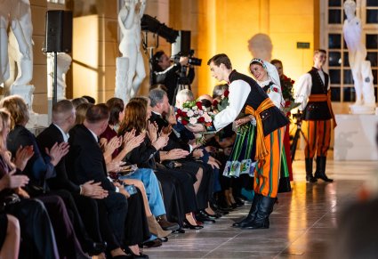 Artyści Mazowsza wręczają kwiaty dyrektorowi zespołu - Jackowi Bonieckiemu