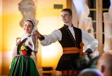 Artyści Mazowsza w kostiumach kocierzewskich na wybiegu