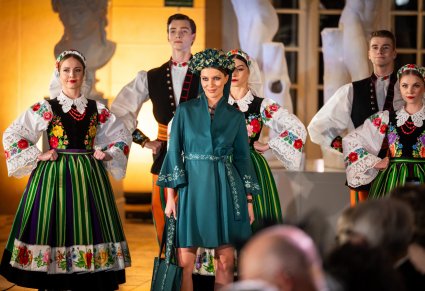 Modelka prezentuje jeden ze strojów z nowej kolekcji zespołu Mazowsze