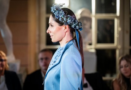 Zbliżenie na modelkę i wianek