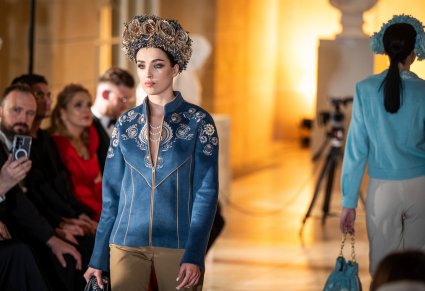 Zbliżenie na modelkę i wianek