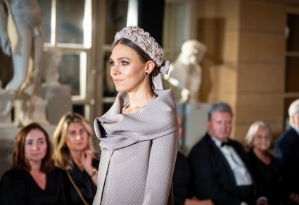 Zbliżenie na modelkę i wianek