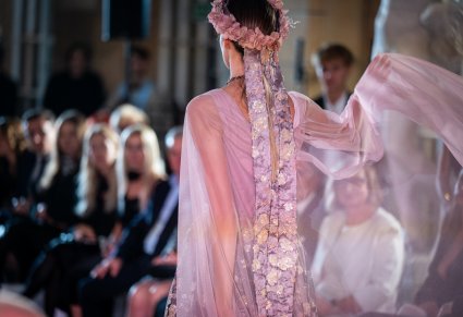 zbliżenie na detal - haftowane wstążki przy wianku na głowie modelki