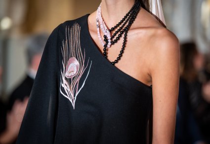 Zbliżenie na detale - haftowane piórko i korale