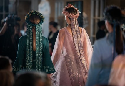 Zbliżenie na detale - haftowane wstążki wianków na głowach modelek