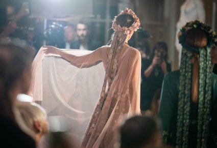 Modelka prezentuje jeden ze strojów z nowej kolekcji zespołu Mazowsze