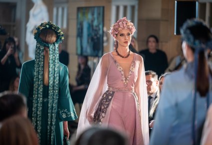 Modelka prezentuje jeden ze strojów z nowej kolekcji zespołu Mazowsze