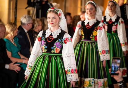 Artystki Mazowsza w kostiumach kocierzewskich na wybiegu