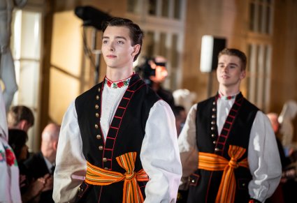 Artyści Mazowsze w kostiumach kocierzewskich na wybiegu