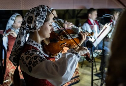 Zbliżenie na Muzyczkę grającą na instrumencie smyczkowym