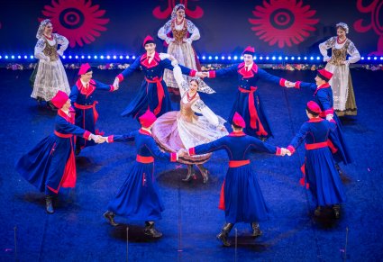 Artyści w kostiumach wilanowskich podczas wykonywania choreografii tanecznej na scenie