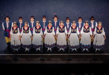 Artyści w kostiumach kaszubskich na scenie