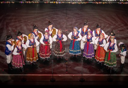 Artyści w kostiumach limanowskich na scenie