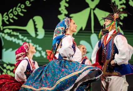 Artyści w kostiumach limanowskich na scenie
