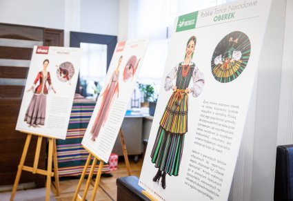 Zbliżenie na materiały marketingowe ustawione na drewnianych sztalugach