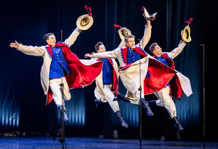 Artyści w kostiumach łańcuckich podczas wykonywania choreografii tanecznej