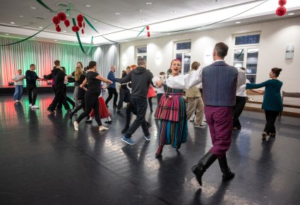 Prowadzący warsztaty taneczne w kostiumach opoczyńskich wraz z uczestnikami warsztatów wykonujący choreografię taneczną