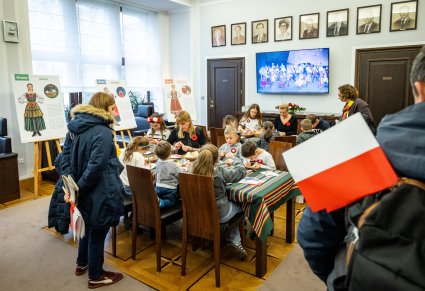 Widok na salę warsztatów rękodzielniczych wraz z uczestnikami