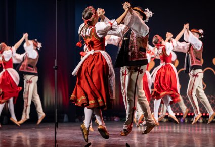 Pary Artystów w kostiumach jurgowskich podczas wykonywania choreografii tanecznej