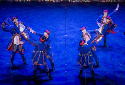 Artyści w kostiumach podegrodzkich podczas wykonywania choreografii tanecznej