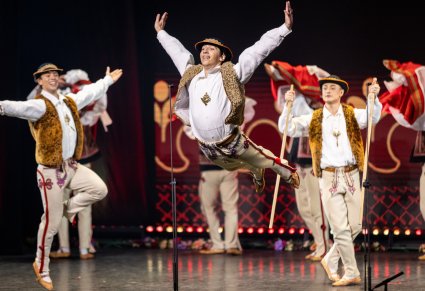 Artyści w kostiumach jurgowskich podczas wykonywania choreografii tanecznej