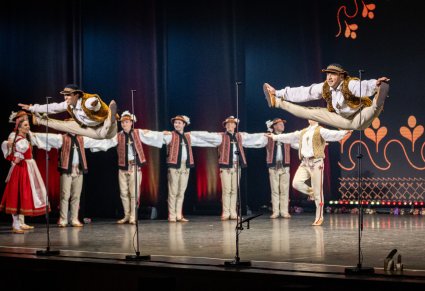 Artyści w kostiumach jurgowskich w trakcie wykonywania choreografii tanecznej na scenie