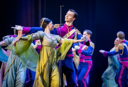 Zbliżenie na parę Artystów w kostiumach księstwa Warszawskiego podczas wykonywania choreografii tanecznej