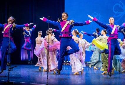 Artyści w kostiumach księstwa warszawskiego podczas wykonywania choreografii tanecznej