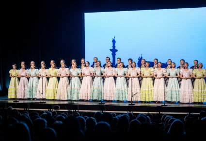 Artyści chóru w kostiumach stylowych z końca XIX w. podczas śpiewu