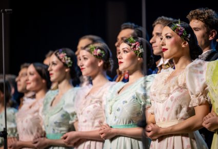 Zbliżenie na Artystki w kostiumach stylowych z końca XIX w.