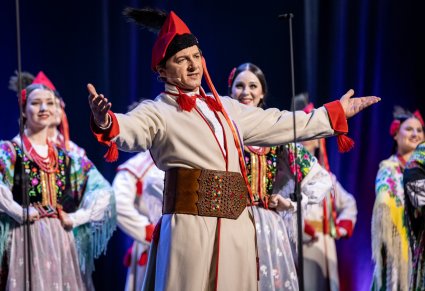 Zbliżenie na Solistę w kostiumie krakowskim