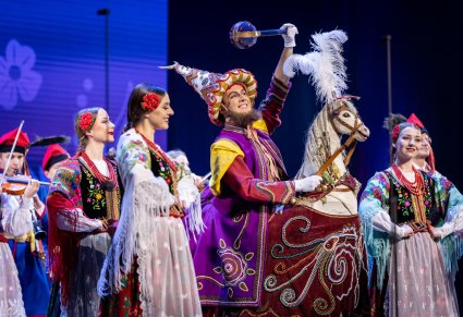 Zbliżenie na Artystów w kostiumach krakowskich i na Laikonika