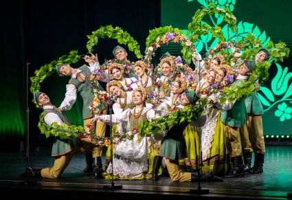 Artyści w kostiumach lubuskich w trakcie wykonywania choreografii tanecznej