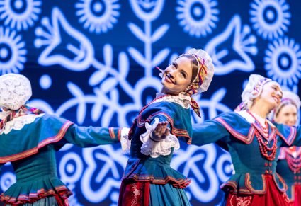 Zbliżenie na Artystki w kostiumach kujawskich podczas wykonywania choreografii tanecznej