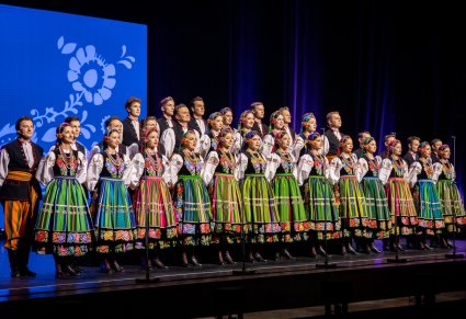 Artyści chóru w kostiumach łowickich podczas śpiewu