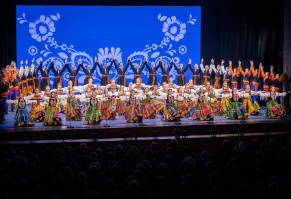 Artyści w kostiumach ludowych podczas wykonywania ukłonów