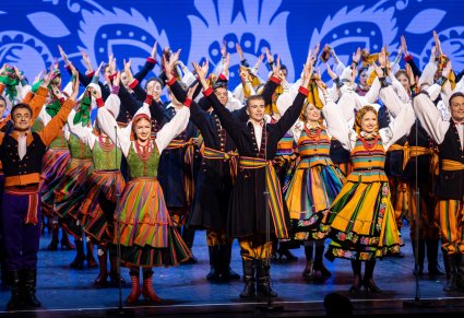 Artyści w kostiumach ludowych podczas wykonywania choreografii tanecznej