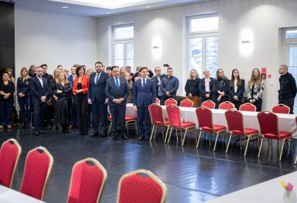 Zgromadzeni goście słuchają kolęd w wykonaniu chóru Mazowsza