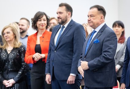 Przedstawiciele Sejmiku Województwa Mazowieckiego z Marszałkiem Adamem Struzikiem na czele słucha przemówienia