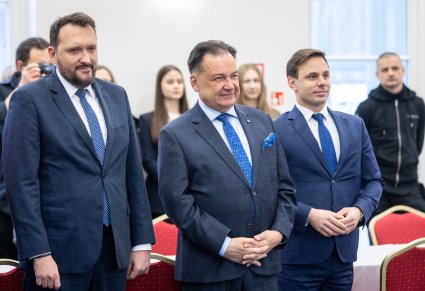 Przedstawiciele Sejmiku Województwa Mazowieckiego z Marszałkiem Adamem Struzikiem na czele słucha przemówienia