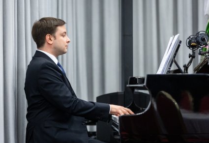 Akompaniator Krzysztof Ostrowski gra na fortepianie