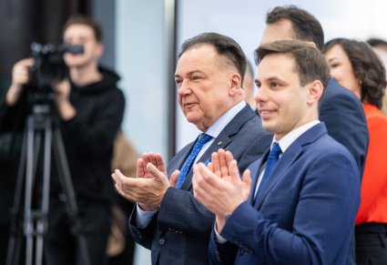 Przedstawiciele Sejmiku Województwa Mazowieckiego z Marszałkiem Adamem Struzikiem na czele słucha przemówienia