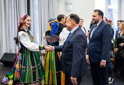 Marszałek Adam Struzik dziękuje artystom Mazowsza za występ podając każdemu dłoń