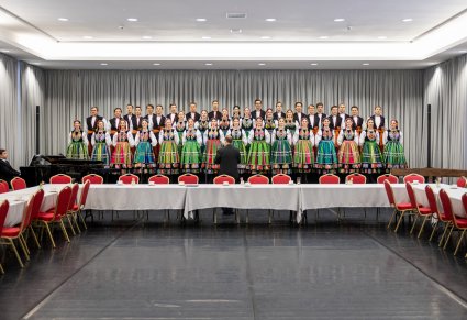 Chór i orkiestra podczas koncertu kolęd w sali kameralnej