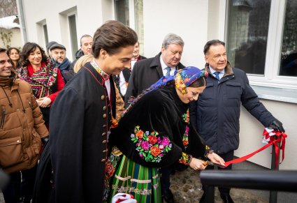 Artystka Mazowsza przecina wstęgę