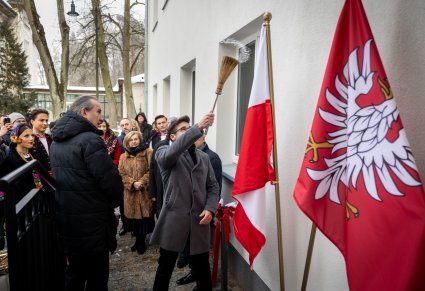 Poświęcenie budynku przez księdza