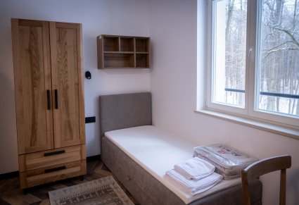 łózko i szafa w jednym z nowych pokoi