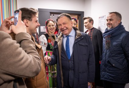 Marszałek Adam Struzik ogląda wnętrze bursy