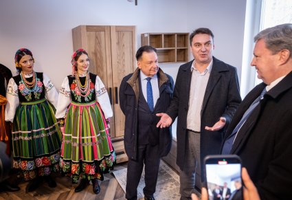 Marszałek Adam Struzik w towarzystwie dyrektora Jacka Bonieckiego i artystów ogląda wnętrze bursy
